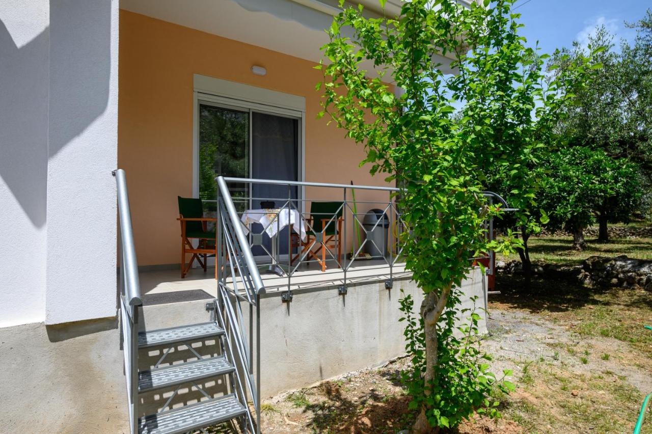 Chic Apartment In Nature, 5-Min Walk To The Beach Kalamata Exterior photo