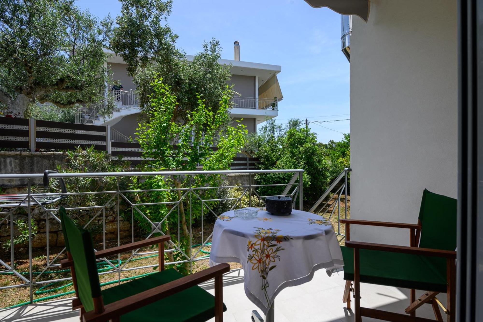 Chic Apartment In Nature, 5-Min Walk To The Beach Kalamata Exterior photo